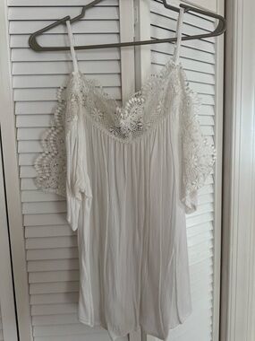 Gypsies & Moondust White Lace Cold-Shoulder Tunic Top
